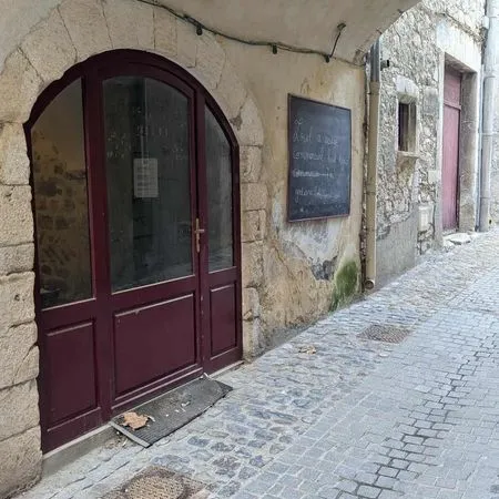 À louer - Charmant local commercial dans le centre historique de Viviers 