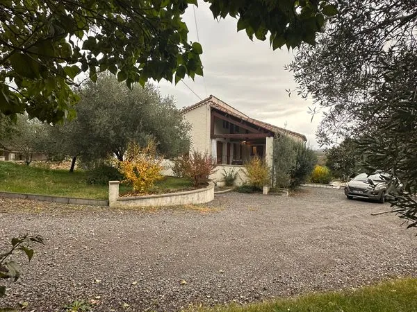 Villa avec piscine et dépendance 