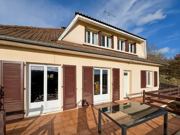 MAISON INDIVIDUELLE DANS UN CADRE BUCOLIQUE AVEC VUE DEGAGÉE SUR LA VALLÉE 