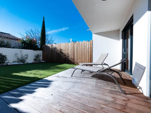 Appartement T3 88m² + grand jardin + terrasse + garage box et parking 