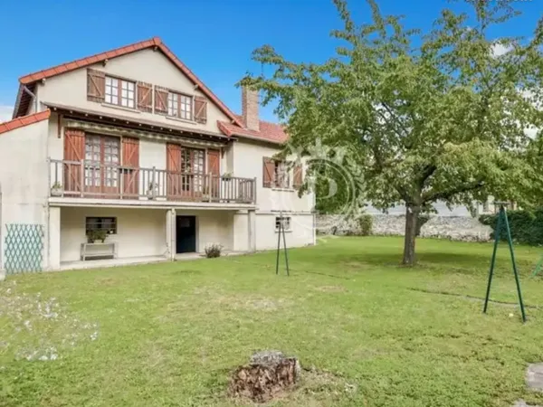 Maison familiale 6 pièces en centre ville avec grand jardin 