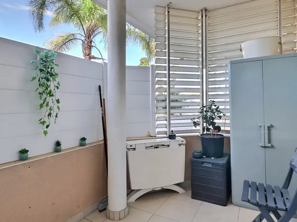 A louer appartement 2 pièces avec terrasse et place de parking privée dans résidence sécurisée. 