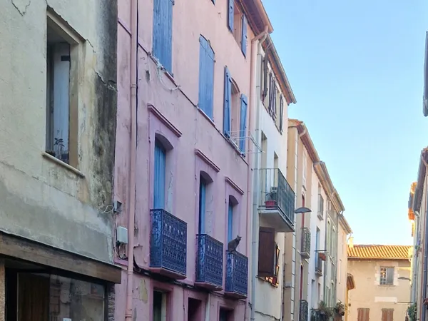 ILLE SUR TET - IMMEUBLE COMPOSE DE 7 APPARTEMENT A RAFFRAICH 
