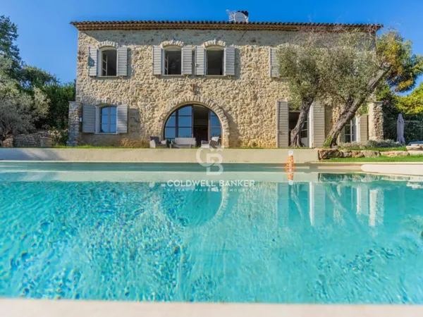 Jolie bastide en pierres avec vue panoramique sur le village 