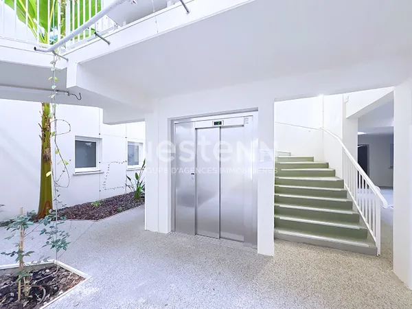Appartement T3 moderne de 47 m² avec terrasse et vue dégagée sur le Massif de La Clape, place de 