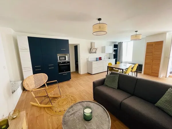 Nîmes, Placette, grand T2 meublé 