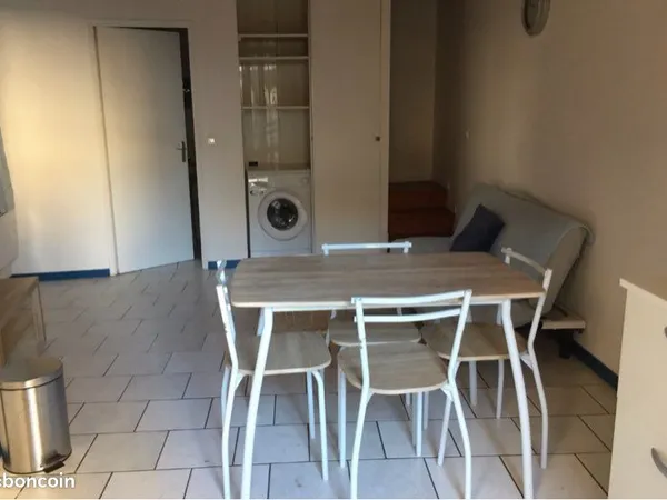 Appartement T2 meublé avec cour, local et clim 
