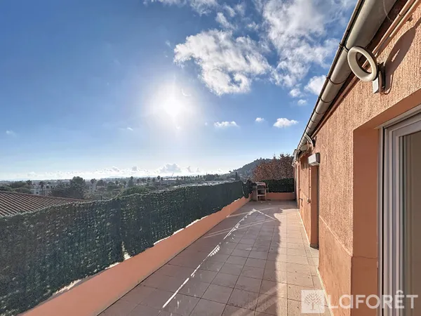 Appartement Hyères 4 pièces dans le quartier de la gare, terrasse et box 