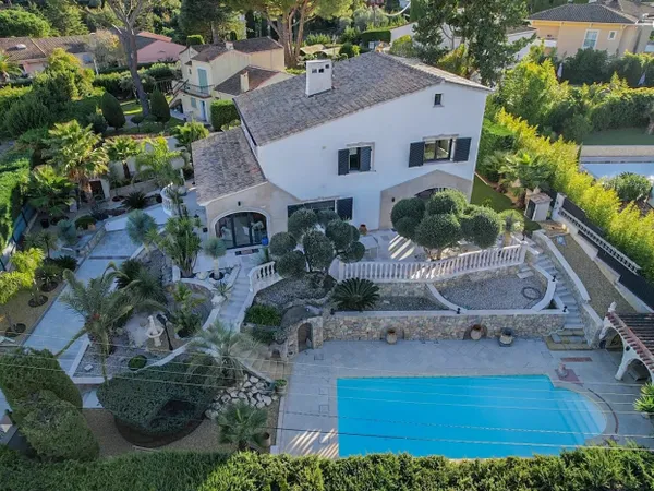 Villa 7 pièces Secteur résidentiel 