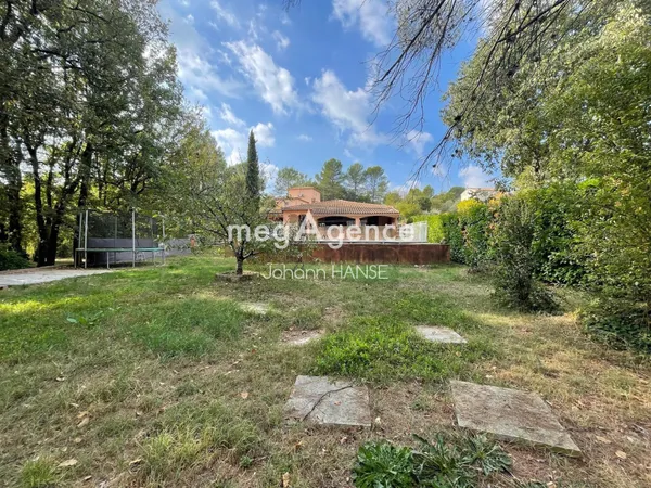 T4 de 80 m² dans villa - Jardin, terrasse et piscine à rénover 