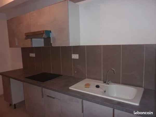 T1, 2 piéces,36m²,CV avec cour, 575 euros 