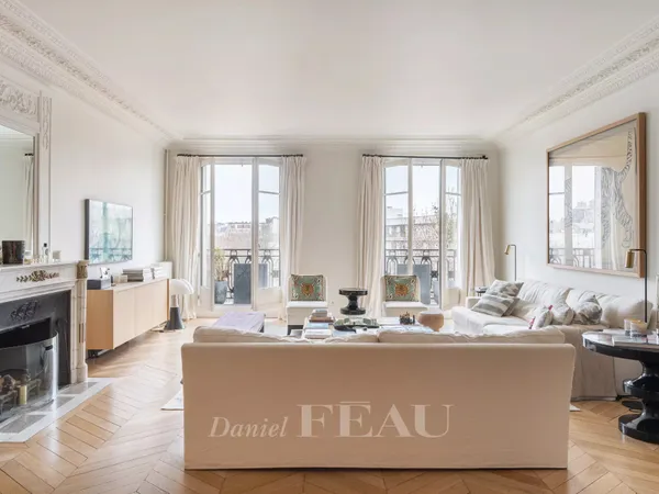 Neuilly - Mairie - Etage élevé Bordé de balcons et vue dégagée 