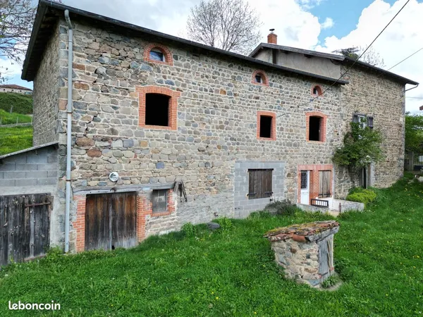 Vente Maison à St Bonnet le Troncy - Ancienne Ferme en Pierre avec Grand Potentiel 