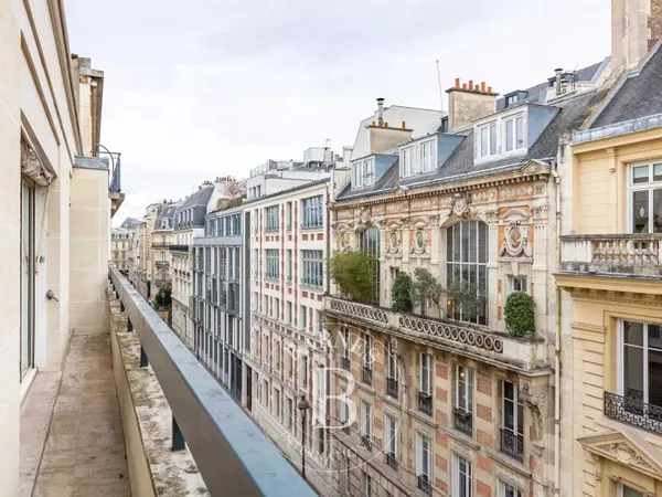 Paris 8ème - Parc Monceau - Murillo- Appartement 2 chambres - Dernier étage - Balcons - Parking 