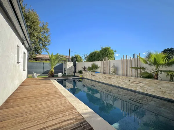 Villa moderne de plain-pied à Saint-Privat-des-Vieux 118 m2 habitables avec piscine 
