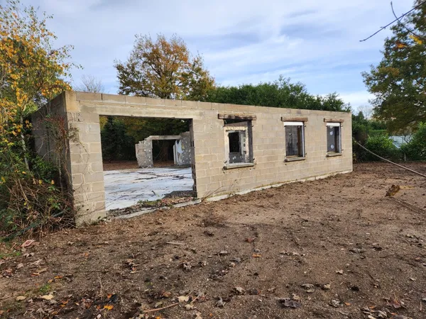 A VENDRE Terrain de 1437 m2 viabilisé en eau et électricité et raccordement au tout à l'égout. 