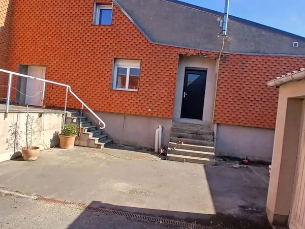 Propriété avec loft, hangars, local commercial et jardin. 