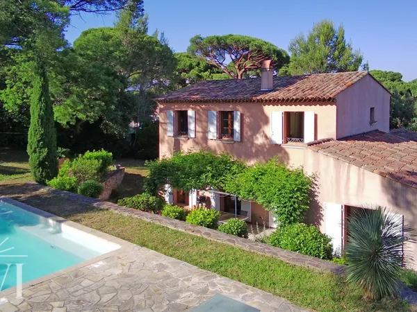 EXCLUSIVITÉ - SPACIEUSE VILLA DE CHARME AVEC PISCINE AU CALME 