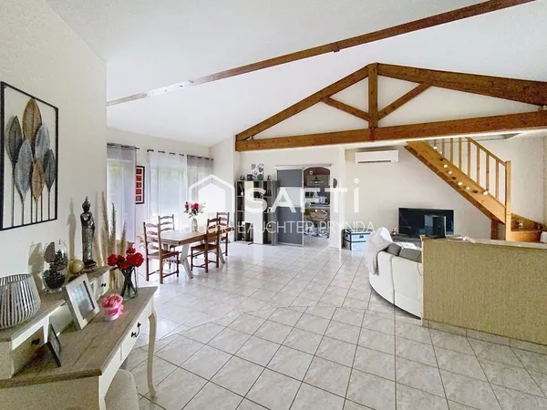 Maison traditionnelle de plain pied avec garage 