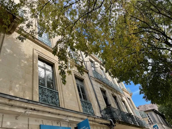Nîmes Arènes Maison Carrée dans immeuble bourgeois apparteme 