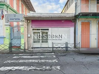 A VENDRE LOCAL COMMERCIAL A PTP DE 132m2 A RENOVER OU NOUVEAU PROJET BATIMENT R+3 