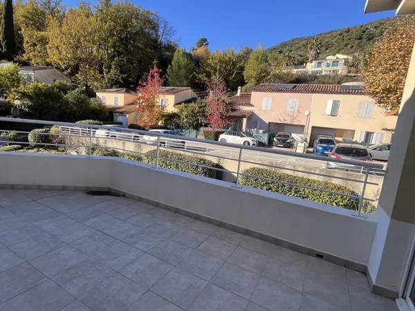 2 PIECES AVEC TERRASSE ET STATIONNEMENT 
