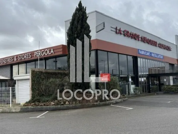 Local commercial 875 m² 