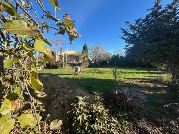 Terrain 592 m² 