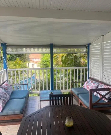 À vendre T2 meublé avec terrasse à 5 mn à pied de la plage situé à Anse à L'Ane 