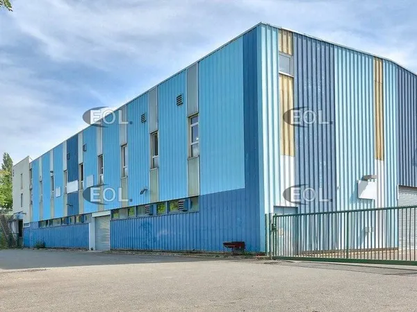 Local d'activité 783 m² 