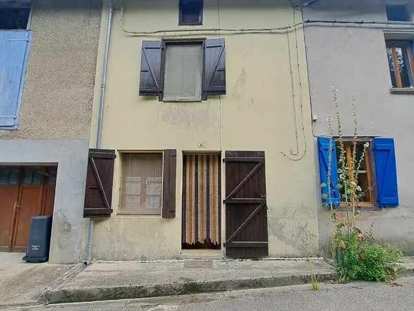 A VENDRE FOUGAX ET BARRINEUF MAISON DE VILLAGE AVEC JARDIN 