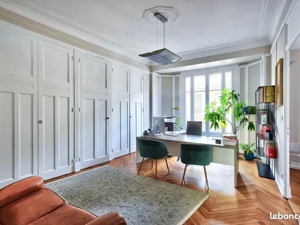 Local 151 m² LYON 03 