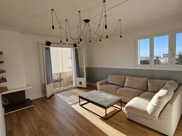 T3 meublé lumineux avec balcon, parking, garage. Dernier étage - Guilhemery 