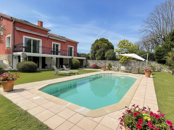 SUPERBE VILLA RENOVEE A CHATEAUNEUF-GRASSE 
