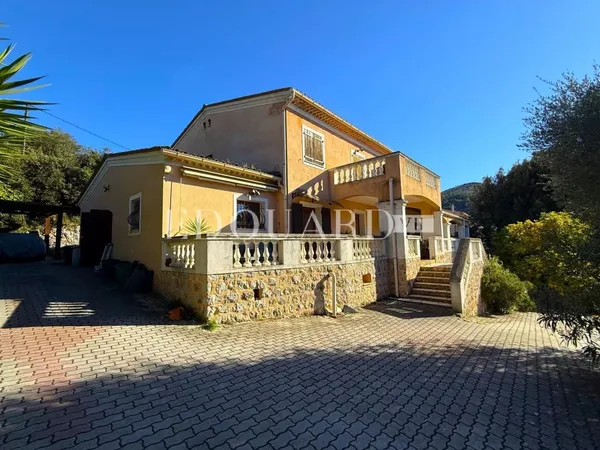 Dans un domaine privé proche de La Turbie, à vendre villa présentant un potentiel important 