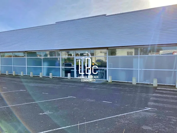 Les Sables d'Olonne - Cellule commerciale 700 m² à louer 