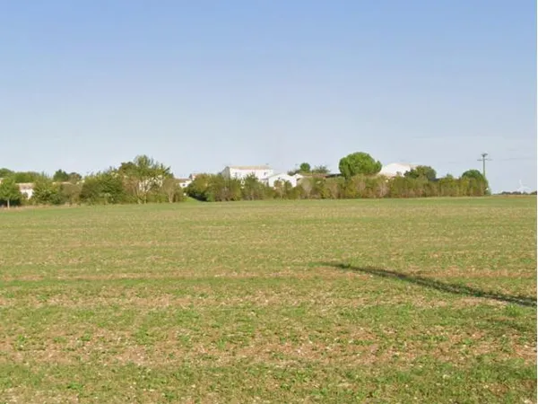Terrain constructible de 300 m² - Commune de Vérines 