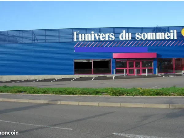 A louer local commercial 675 m2 