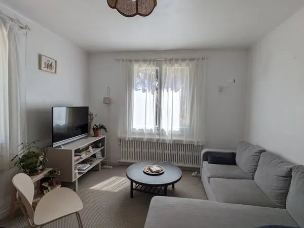 Chambre pour femme et garde de chat 
