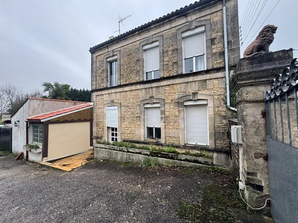 Exclusivité à ROCHEFORT Nord- Maison en pierre avec piscine jardin et dépendanceet dépendance 