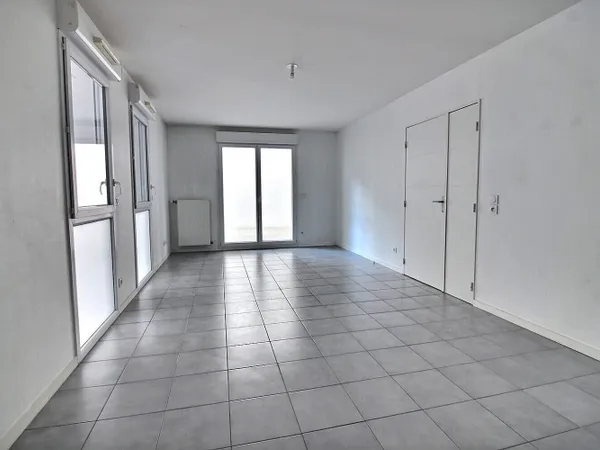 Appartement Lyon 3 pièces avec grande terrasse couverte et garage 