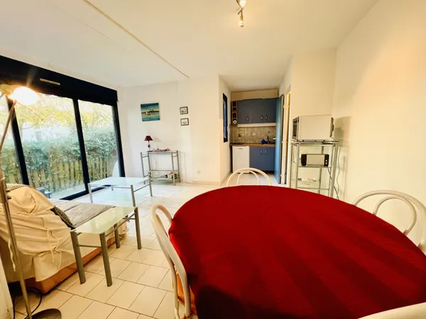 EXCLUSIVITÉ : 2 pièces en rez-de-jardin avec cave dans le qu 