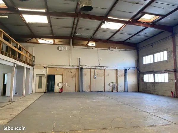 Local bureaux 990 m² 
