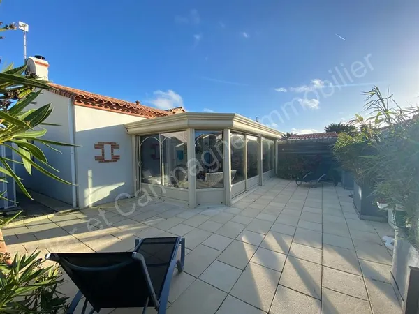 Située à 250m du bord de mer et de la côte sauvage, jolie maison T 3 avec véranda et jardin, 