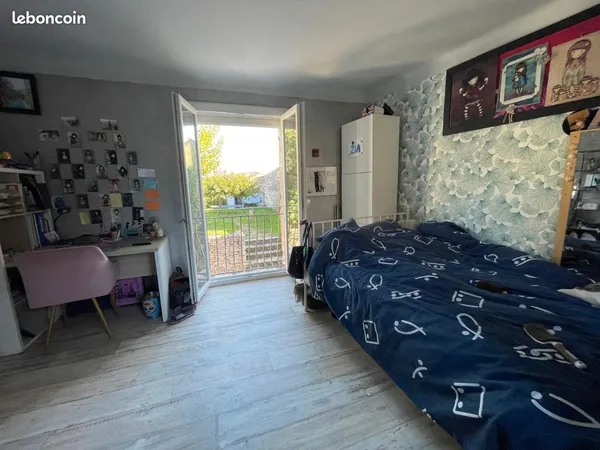Maison avec terrain et cour 
