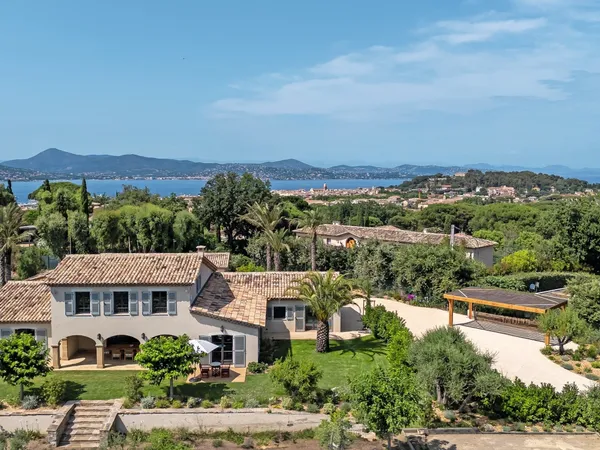 VILLA DE PRESTIGE DANS UN ÉCRIN DE VERDURE 