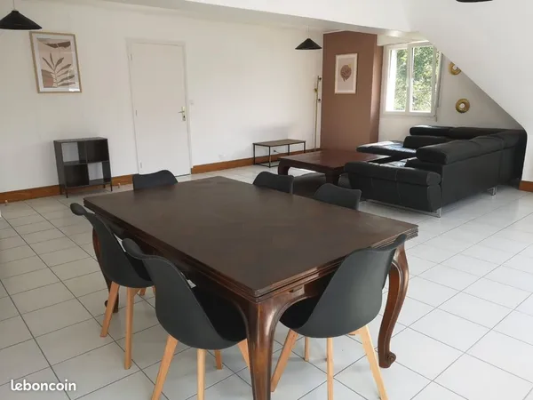 Chambre en colocation dans immense appartement avec jardin proche plages kerpape et lomener 