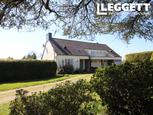 Une maison impeccablement présentée, lumineuse et aérée, de 5 chambres, trois salles de bains, 