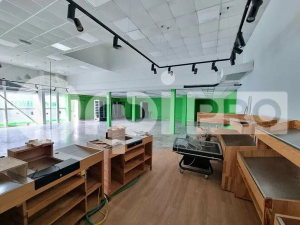 Local commercial 223 m² 