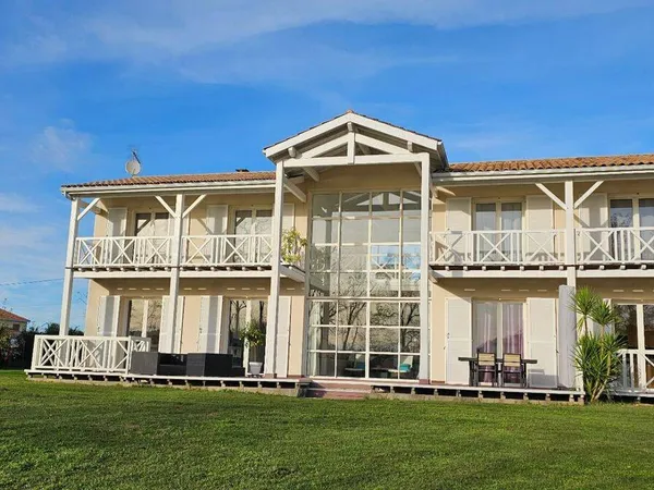 Maison 8 pièces 244 m² 
